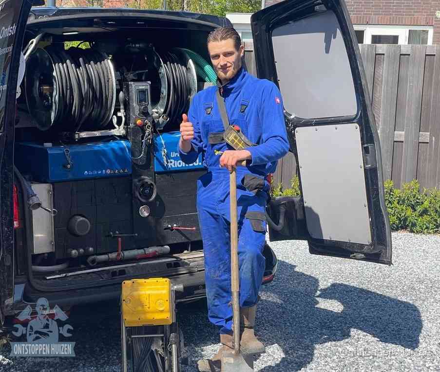 Een tevreden monteur met opgestoken duim na een geslaagde klus, slim ingrijpen bespaart kosten bij een verstopte wc in Huizen