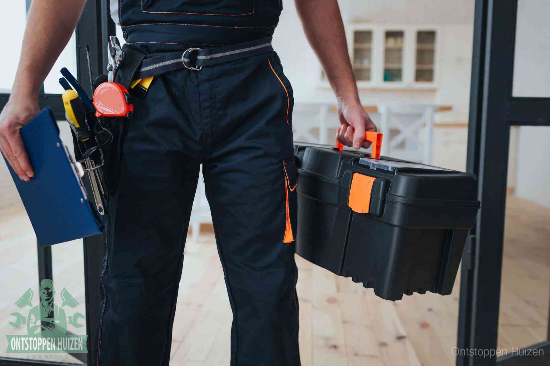 Een monteur met gereedschapsriem en klembord, klaar om een transparante prijs voor het afvoer ontstoppen in Huizen te geven