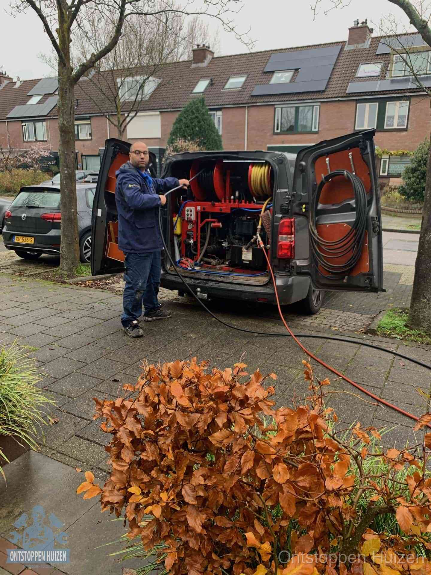 Rioolservice in de wijk in Huizen