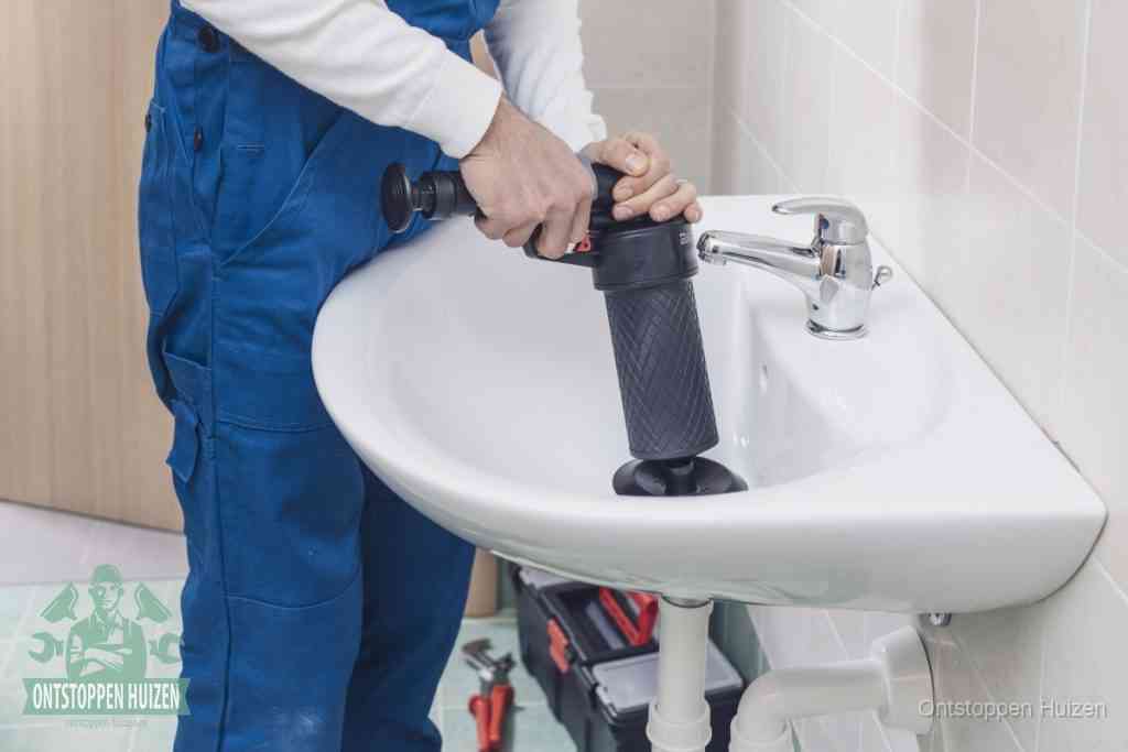 Een te ruwe doe-het-zelf poging met een hand-pomp op de afvoer van een badkamer-wastafel, een van de veelgemaakte fouten bij afvoer ontstoppen in Huizen