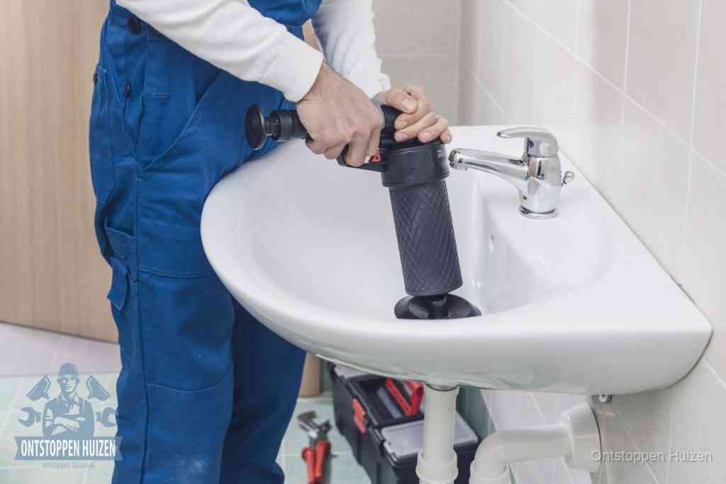 Een te agressieve doe-het-zelf methode met een persluchtpomp op de afvoer, een van de veelgemaakte fouten bij ontstoppen in Huizen